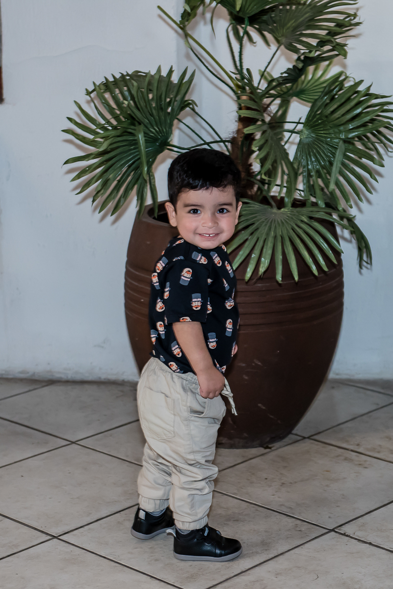 lindo teodoro faz pose na plantinha