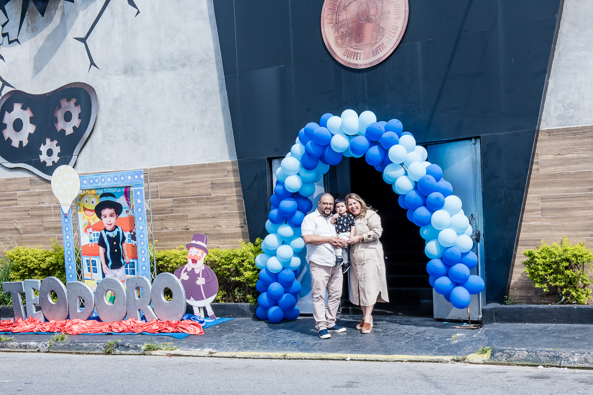 fotografia da família no arco de bexigas