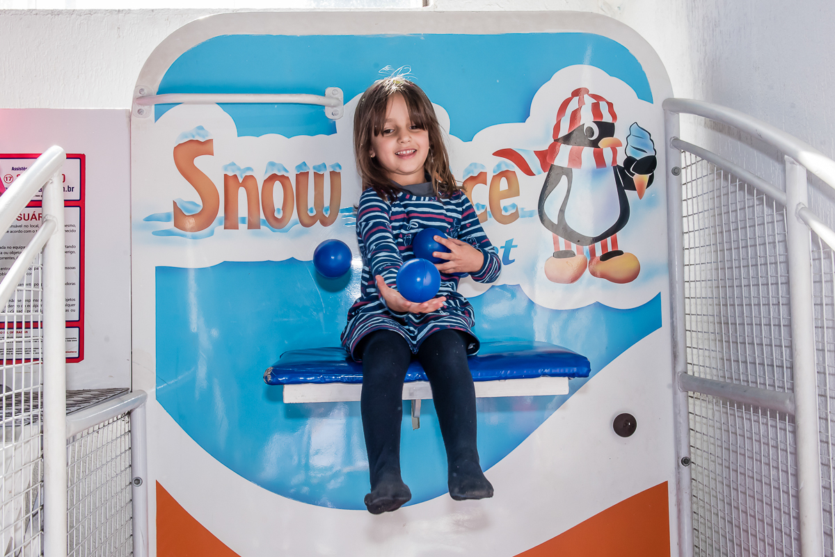 amiguinha convidada se prepara para cair do brinquedo tombo legal