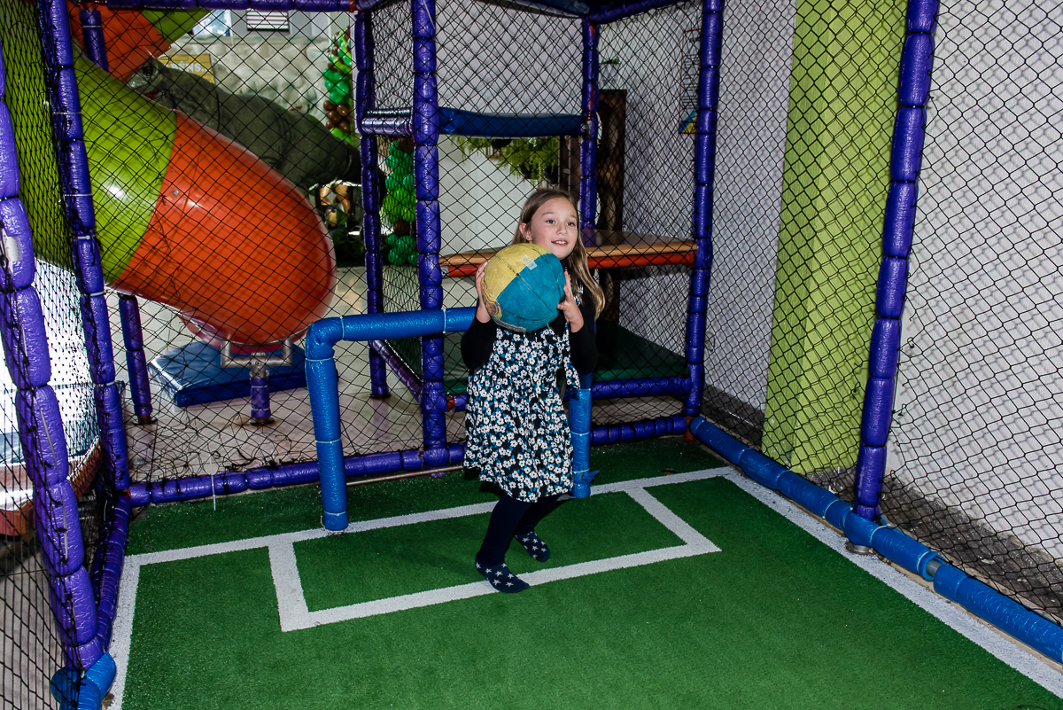 quem disse que menina não é boa goleira