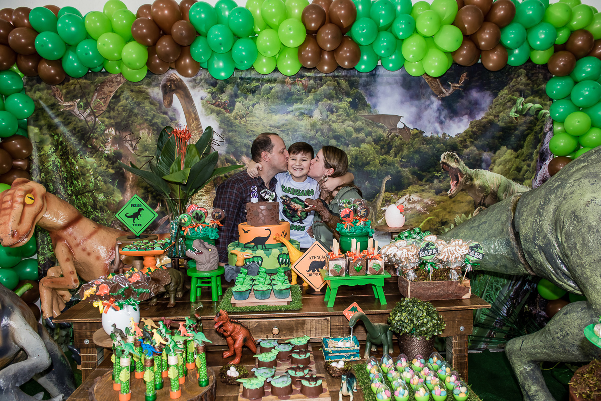 beijo sanduiche no aniversariante na mesa decorada
