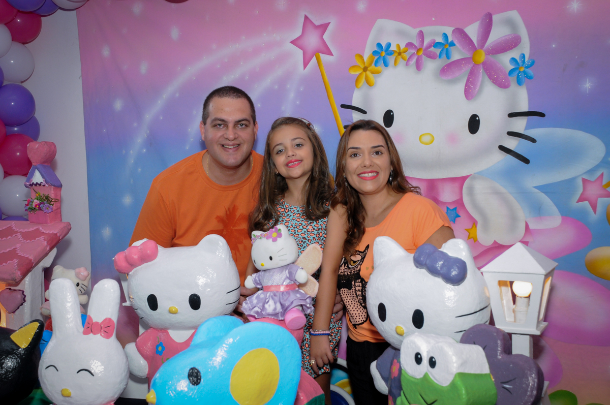 fotografia da família na mesa decorada no Buffet Infantil Planeta 2, Butantã, SP, festa infantil, tema Hello Kitty, Maria Eduarda 6 anos