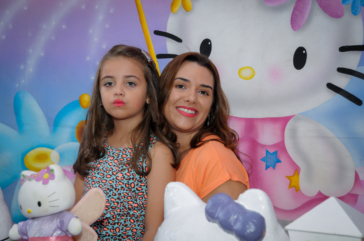 fotografia mãe e filha no Buffet Infantil Planeta 2, Butantã, SP, festa infantil, tema Hello Kitty, Maria Eduarda 6 anos