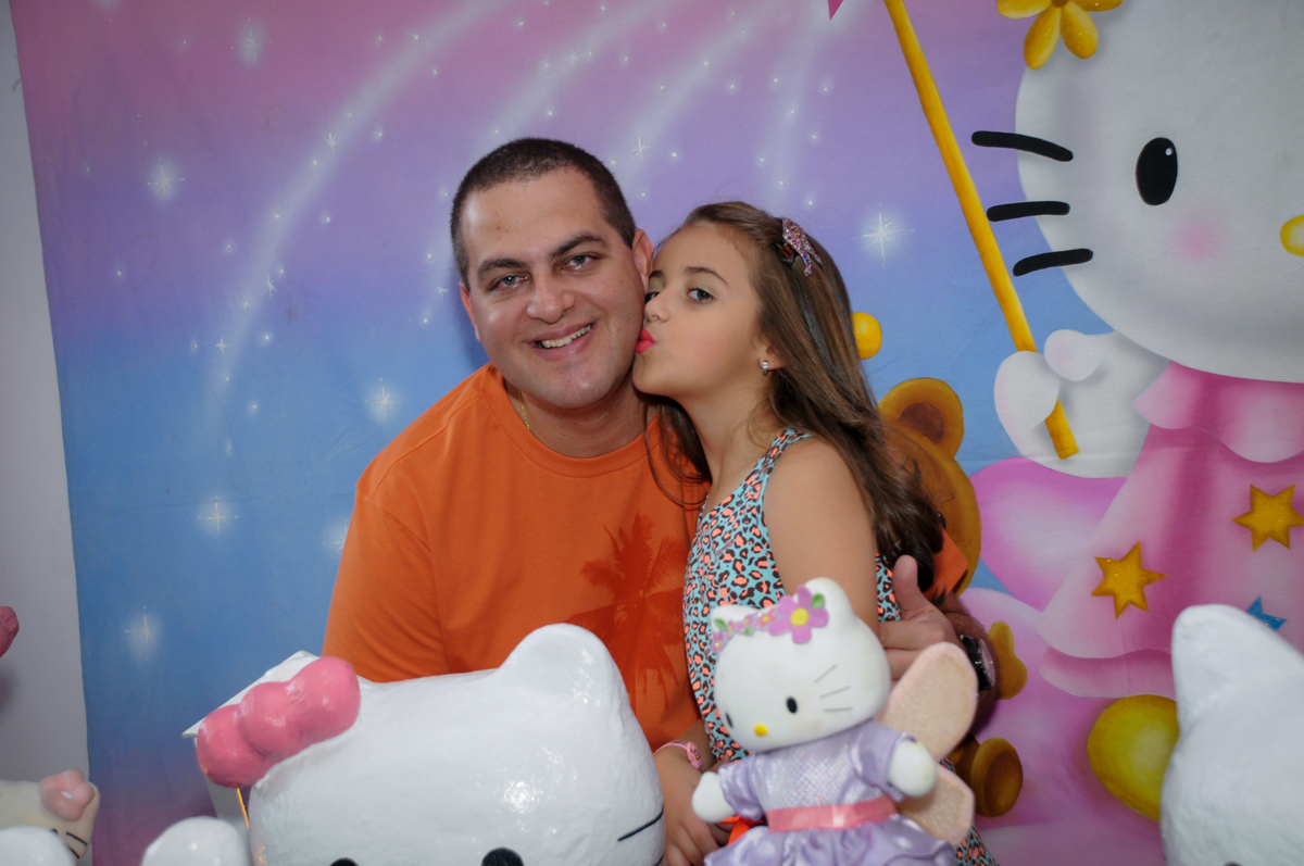 fotografia da aniversariante beijando seu pai no Buffet Infantil Planeta 2, Butantã, SP, festa infantil, tema Hello Kitty, Maria Eduarda 6 anos