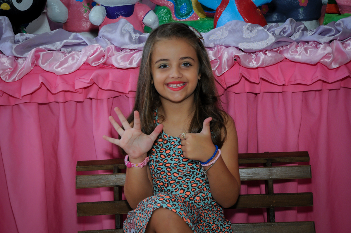 aniversariante é fotografada em frente a mesa decorada no Buffet Infantil Planeta 2, Butantã, SP, festa infantil, tema Hello Kitty, Maria Eduarda 6 anos