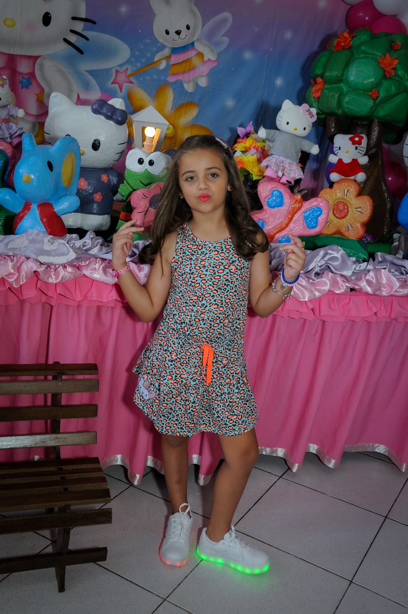aniversariante posa para as fotos no Buffet Infantil Planeta 2, Butantã, SP, festa infantil, tema Hello Kitty, Maria Eduarda 6 anos