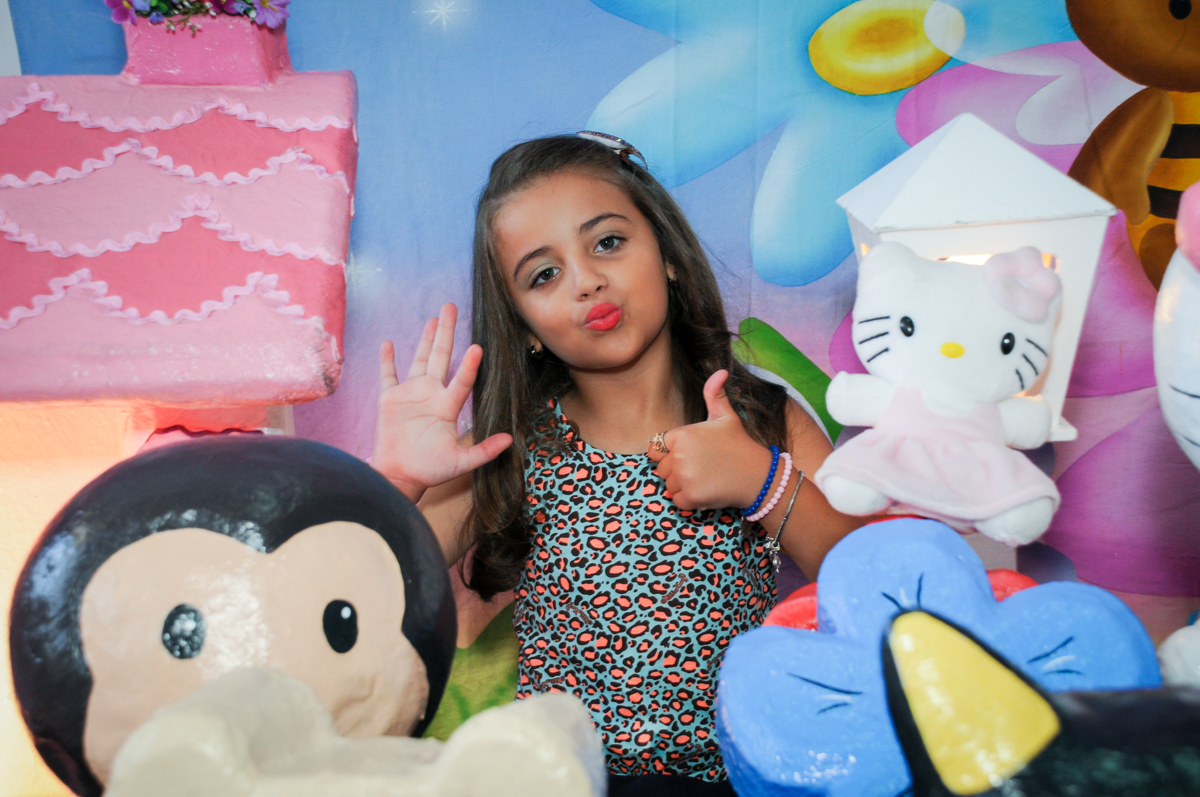 muita alegria ao ser fotografada no Buffet Infantil Planeta 2, Butantã, SP, festa infantil, tema Hello Kitty, Maria Eduarda 6 anos