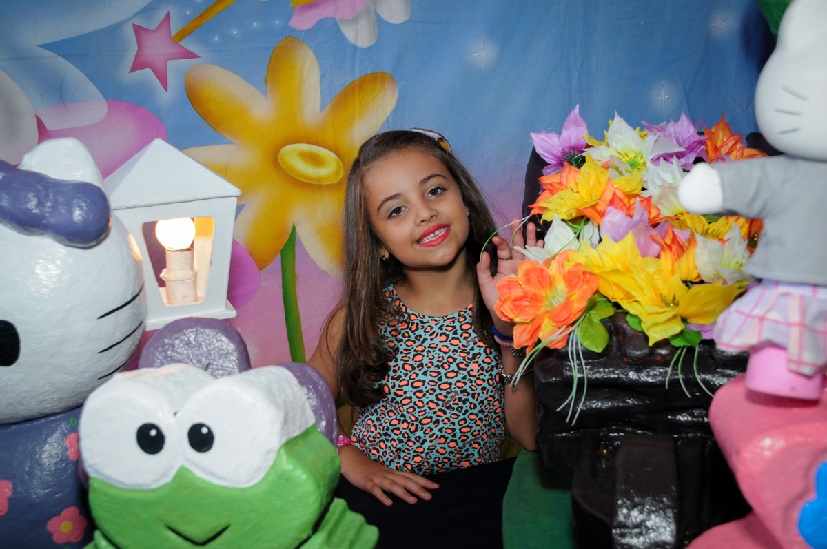 aniversariante é fotografada em várias poses no Buffet Infantil Planeta 2, Butantã, SP, festa infantil, tema Hello Kitty, Maria Eduarda 6 anos