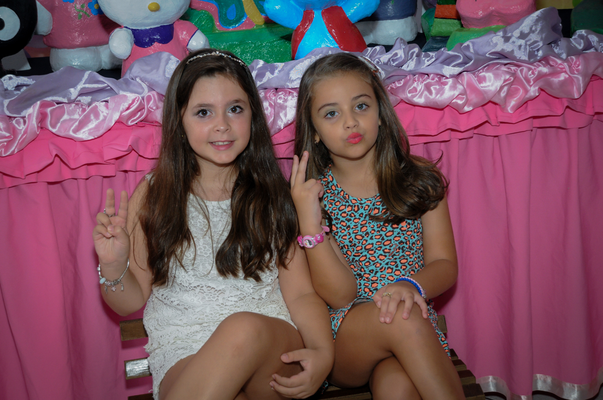 fotografia da aniversariante com a amiguinha no Buffet Infantil Planeta 2, Butantã, SP, festa infantil, tema Hello Kitty, Maria Eduarda 6 anos