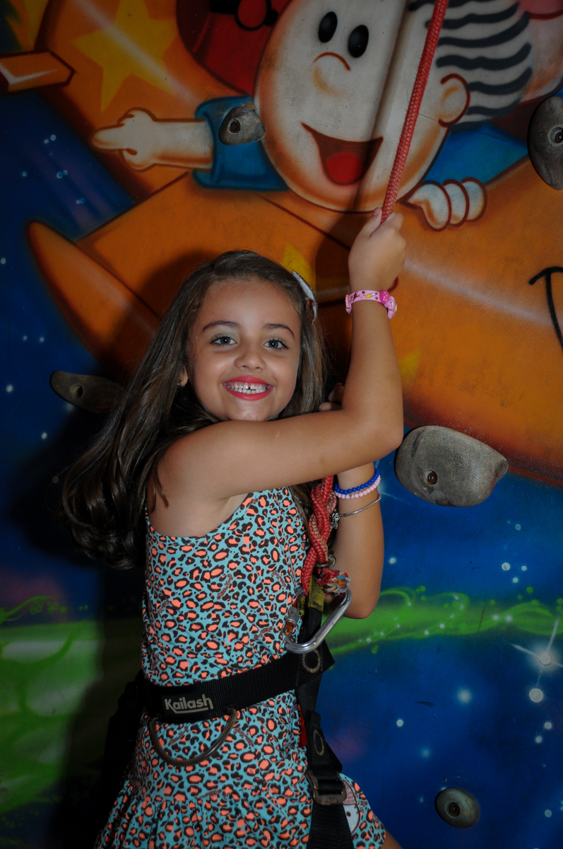 chegada final na parede de escalada no Buffet Infantil Planeta 2, Butantã, SP, festa infantil, tema Hello Kitty, Maria Eduarda 6 anos