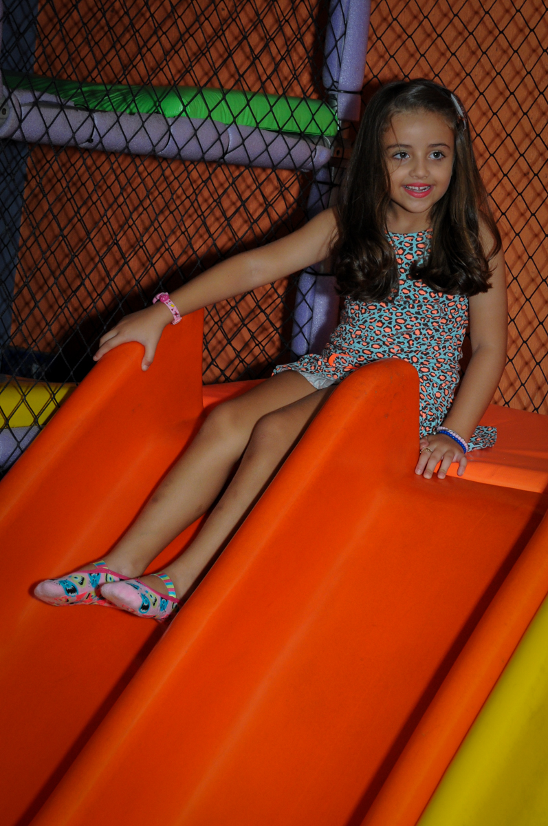 A aniversariante brincando no escorregador no Buffet Infantil Planeta 2, Butantã, SP, festa infantil, tema Hello Kitty, Maria Eduarda 6 anos