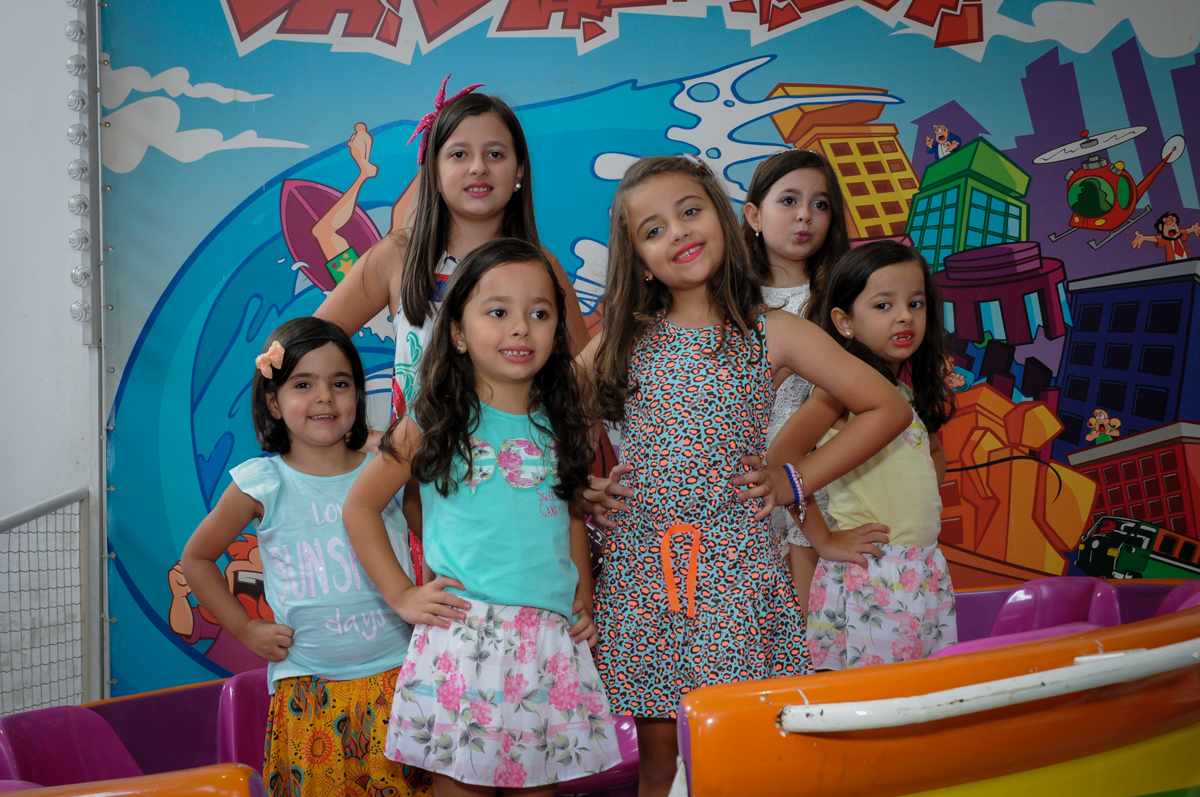 As amiguinhas posam para as fotos no Buffet Infantil Planeta 2, Butantã, SP, festa infantil, tema Hello Kitty, Maria Eduarda 6 anos