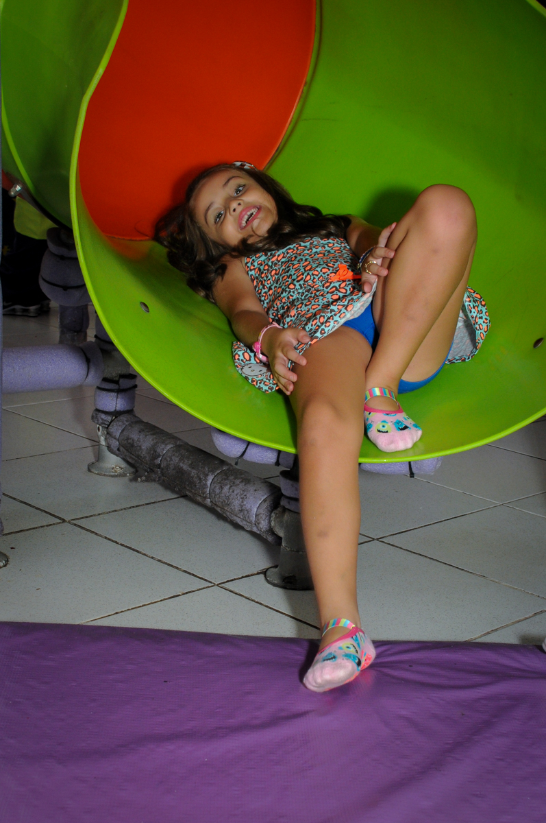 fila de crianças para ir no escorregador do brinquedão no Buffet Infantil Planeta 2, Butantã, SP, festa infantil, tema Hello Kitty, Maria Eduarda 6 anos