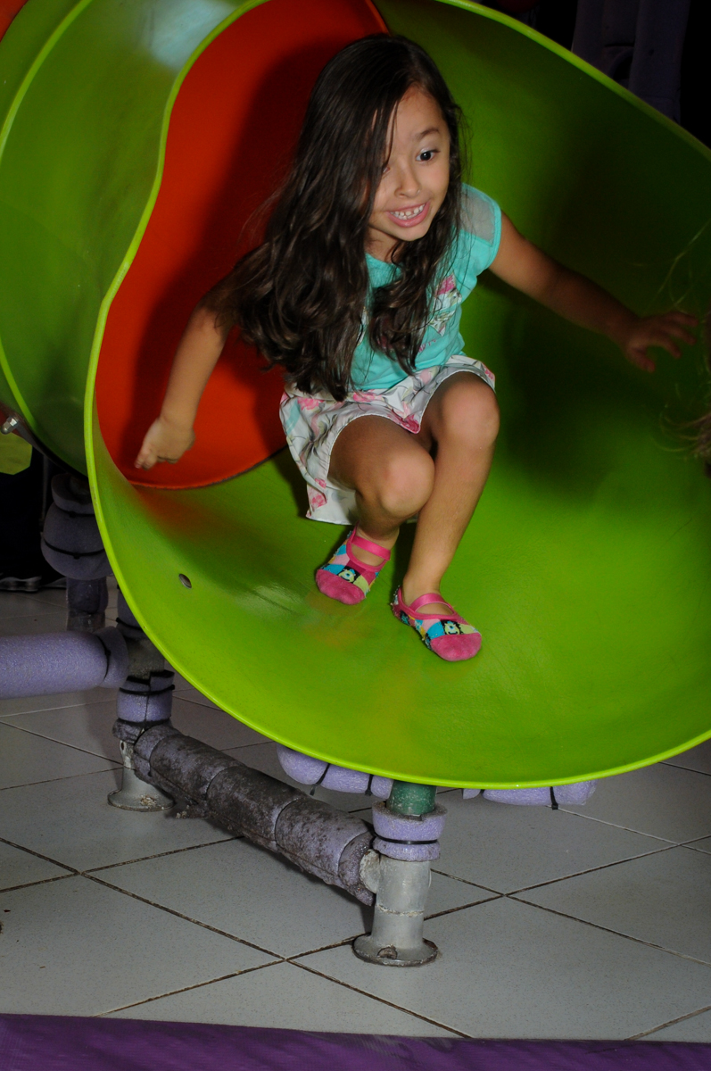 mais uma amiguinha que brinca no escorregador do brinquedão no Buffet Infantil Planeta 2, Butantã, SP, festa infantil, tema Hello Kitty, Maria Eduarda 6 anos