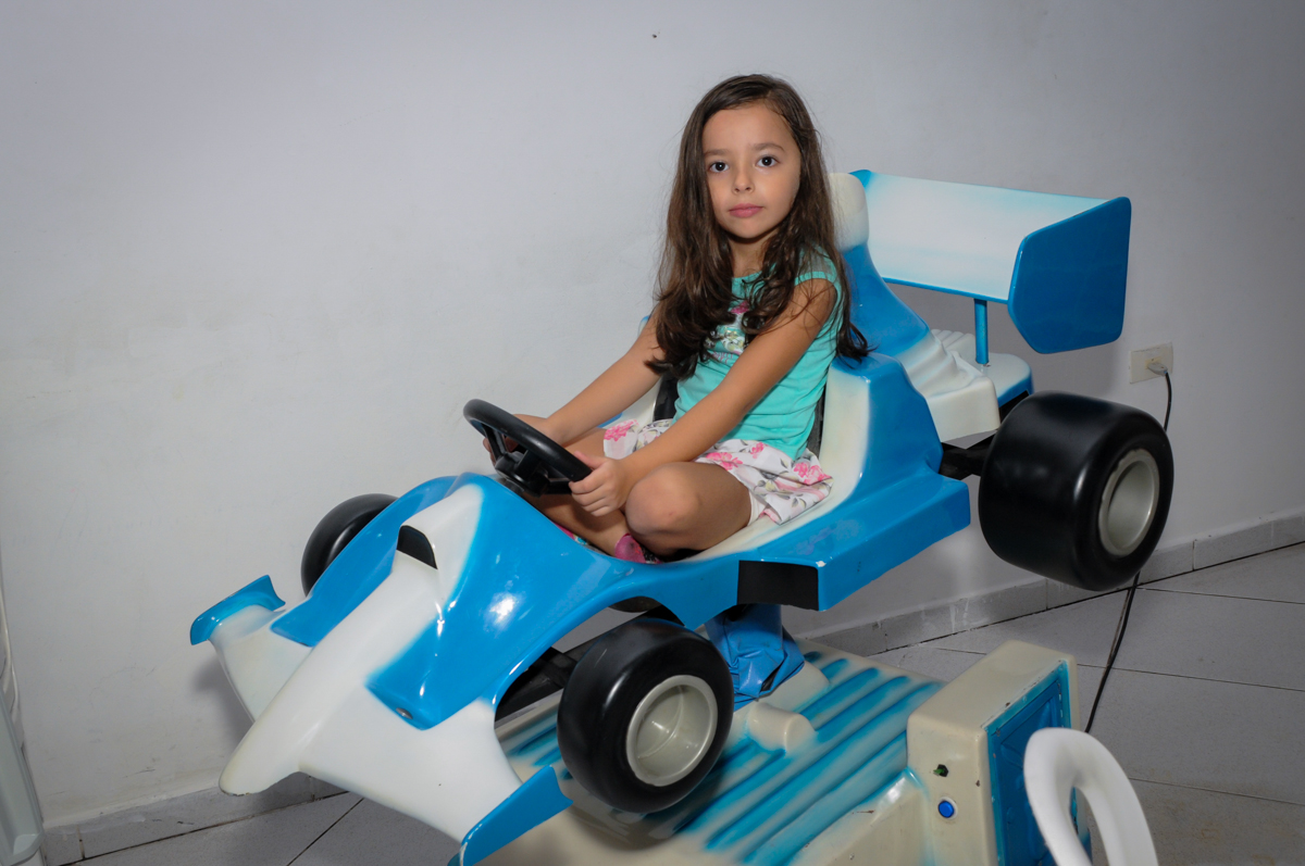 Amiguinha está curtindo brincar no aviãozinho no Buffet Infantil Planeta 2, Butantã, SP, festa infantil, tema Hello Kitty, Maria Eduarda 6 anos