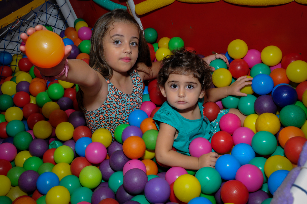 Piscina de bolinha uma delícia para as brincadeiras no Buffet Infantil Planeta 2, Butantã, SP, festa infantil, tema Hello Kitty, Maria Eduarda 6 anos