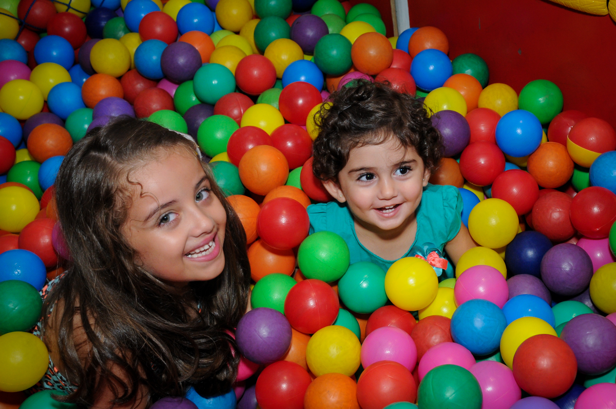mais bagunça na piscina de bolinha no Buffet Infantil Planeta 2, Butantã, SP, festa infantil, tema Hello Kitty, Maria Eduarda 6 anos