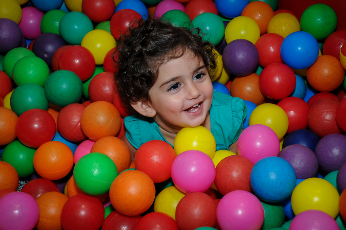 sorrisos nas brincadeiras na piscina de bolinha no Buffet Infantil Planeta 2, Butantã, SP, festa infantil, tema Hello Kitty, Maria Eduarda 6 anos