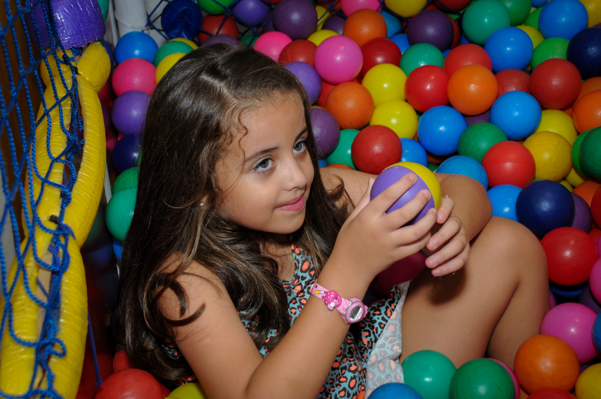A aniversariante também gosta de brincar na piscina de bolinha no Buffet Infantil Planeta 2, Butantã, SP, festa infantil, tema Hello Kitty, Maria Eduarda 6 anos