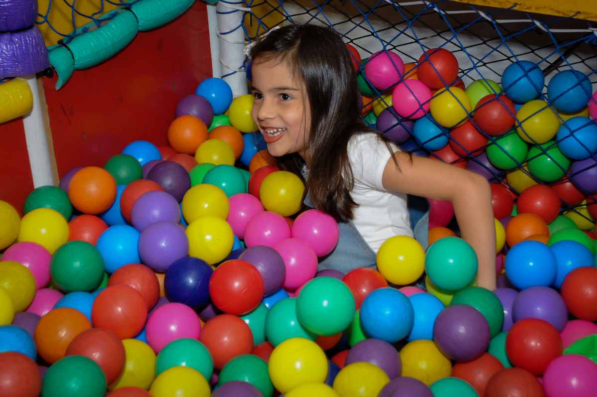 caindo do tombo legal na piscina de bolinha no Buffet Infantil Planeta 2, Butantã, SP, festa infantil, tema Hello Kitty, Maria Eduarda 6 anos