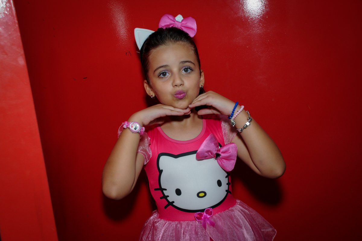 A aniversariante poe a fantazia da Hello Kitty no Buffet Infantil Planeta 2, Butantã, SP, festa infantil, tema Hello Kitty, Maria Eduarda 6 anos