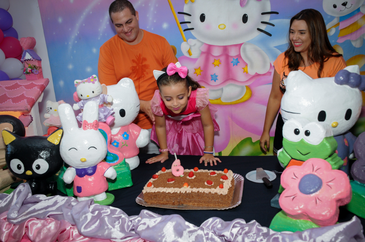 soprando a velinha do bolo no Buffet Infantil Planeta 2, Butantã, SP, festa infantil, tema Hello Kitty, Maria Eduarda 6 anos