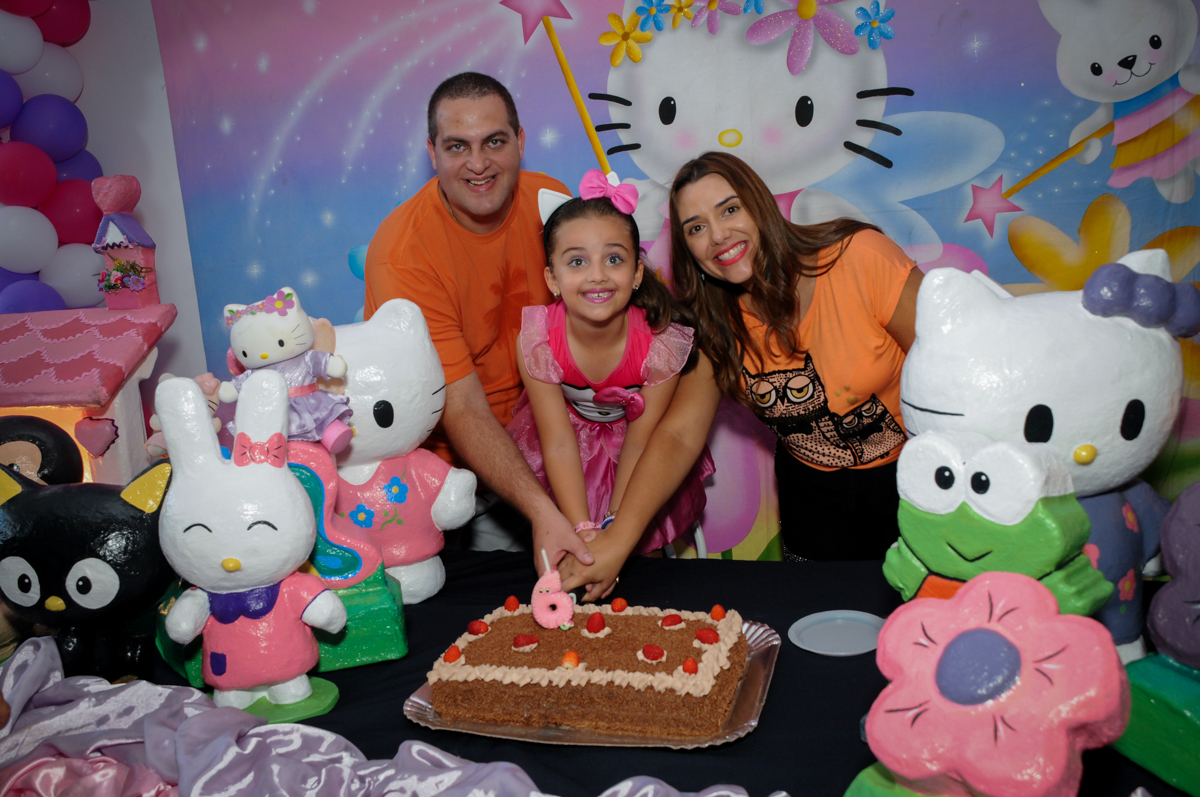 cortando o primeiro pedaço de bolo no Buffet Infantil Planeta 2, Butantã, SP, festa infantil, tema Hello Kitty, Maria Eduarda 6 anos