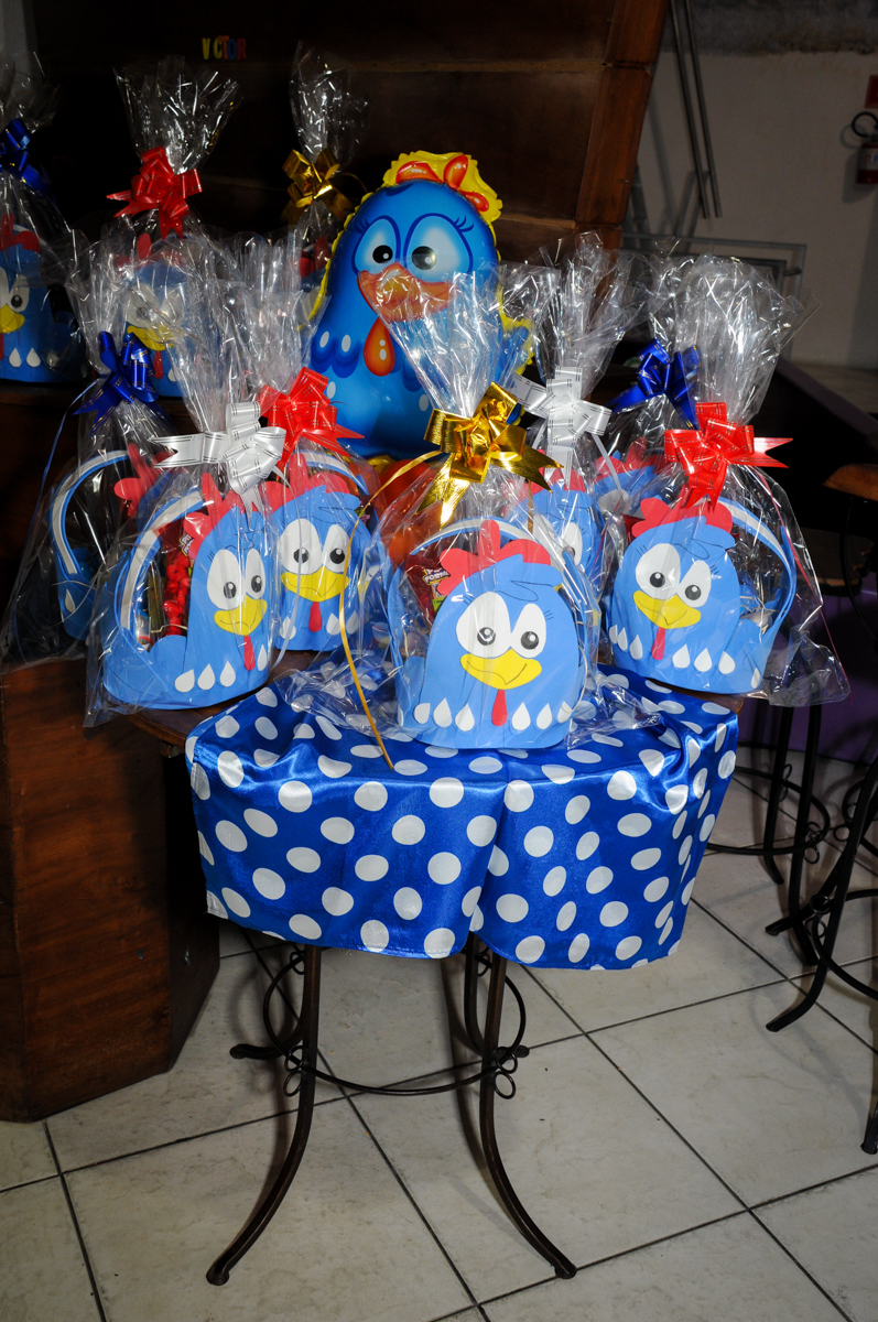 lembrançinha da festa no Buffet Fábrica da Alegria, Osasco, São Paulo festa infantil, tema da festa galina pintadinha Victor 1 aninho