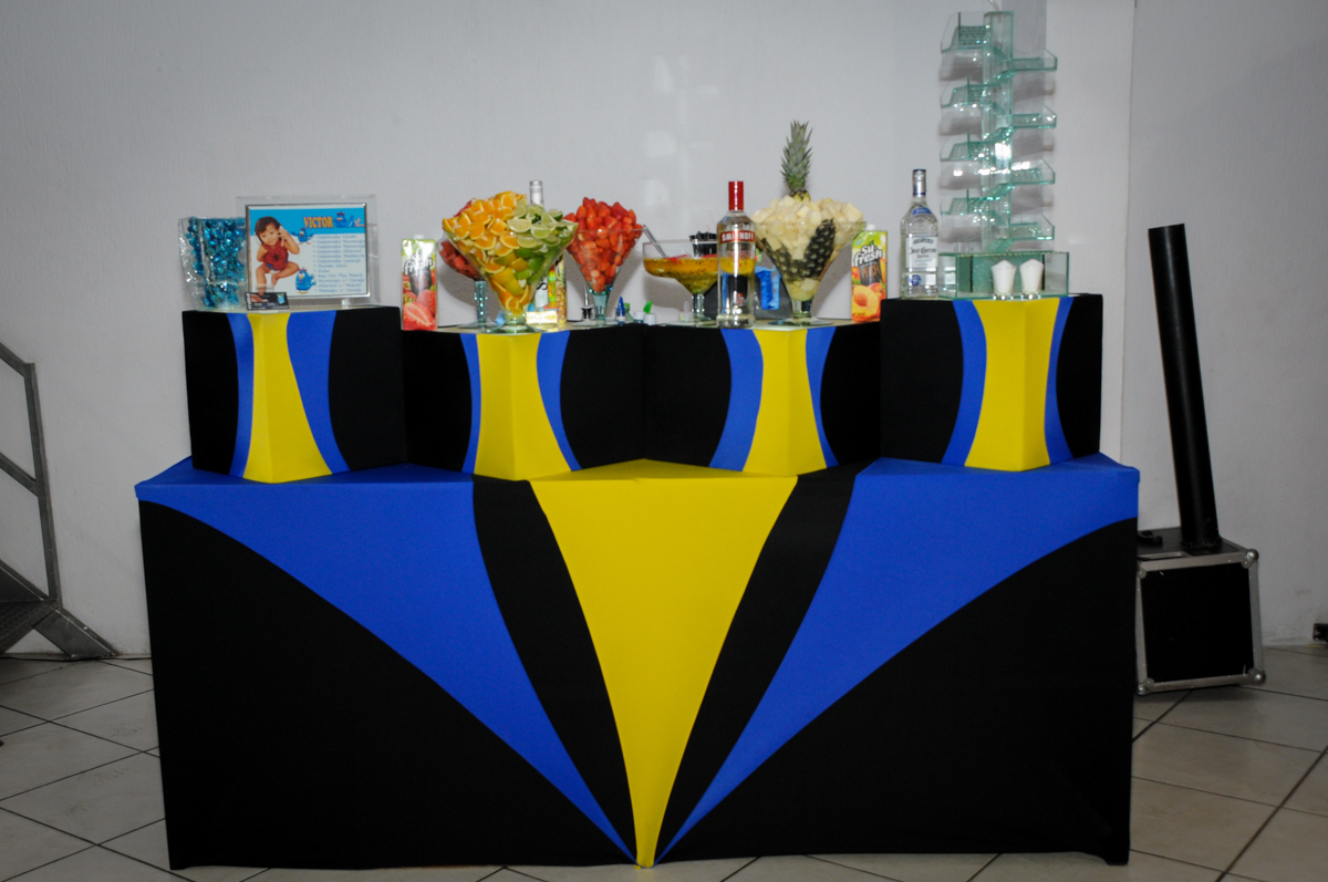 mesa de frutas, foudue de chocolate no Buffet Fábrica da Alegria, Osasco, São Paulo festa infantil, tema da festa galina pintadinha Victor 1 aninho
