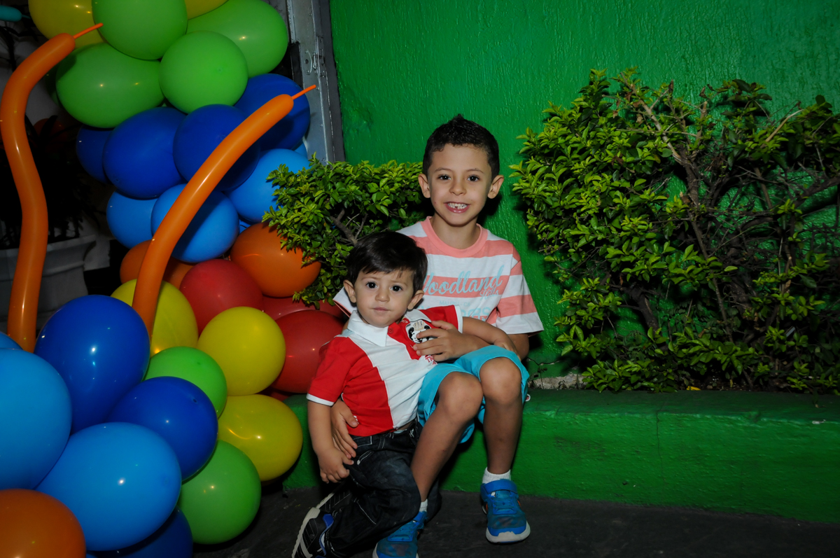 foto do aniversariante com seu irmão no arco de bexigas no Buffet Fábrica da Alegria, Osasco, São Paulo festa infantil, tema da festa galina pintadinha Victor 1 aninho