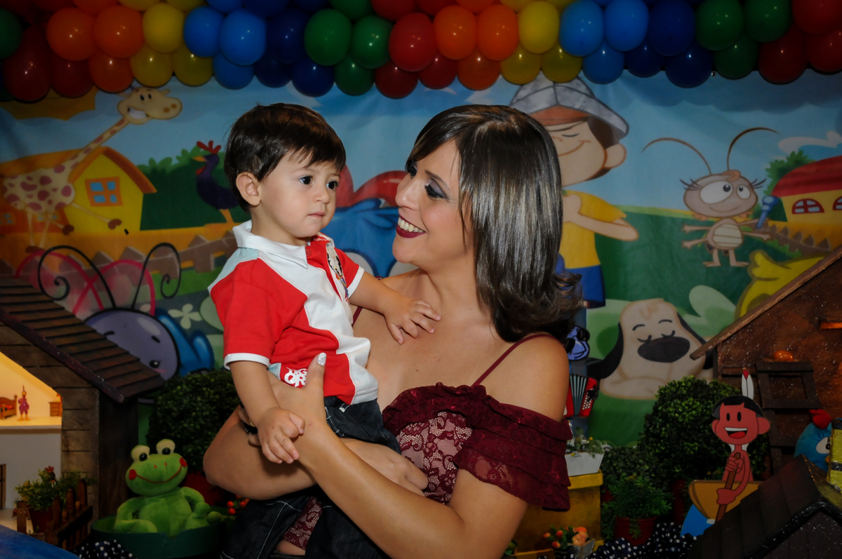 fotografia do aniversariante com sua mãe no Buffet Fábrica da Alegria, Osasco, São Paulo festa infantil, tema da festa galina pintadinha Victor 1 aninho