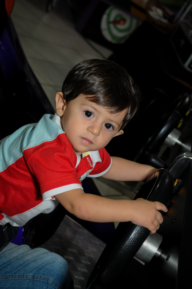 O aniversariante brinca no carrinho de corridas no Buffet Fábrica da Alegria, Osasco, São Paulo festa infantil, tema da festa galina pintadinha Victor 1 aninho