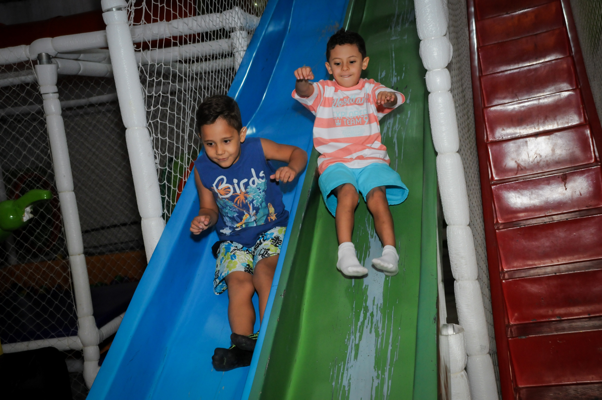 brincando no escorregador no Buffet Fábrica da Alegria, Osasco, São Paulo festa infantil, tema da festa galina pintadinha Victor 1 aninho