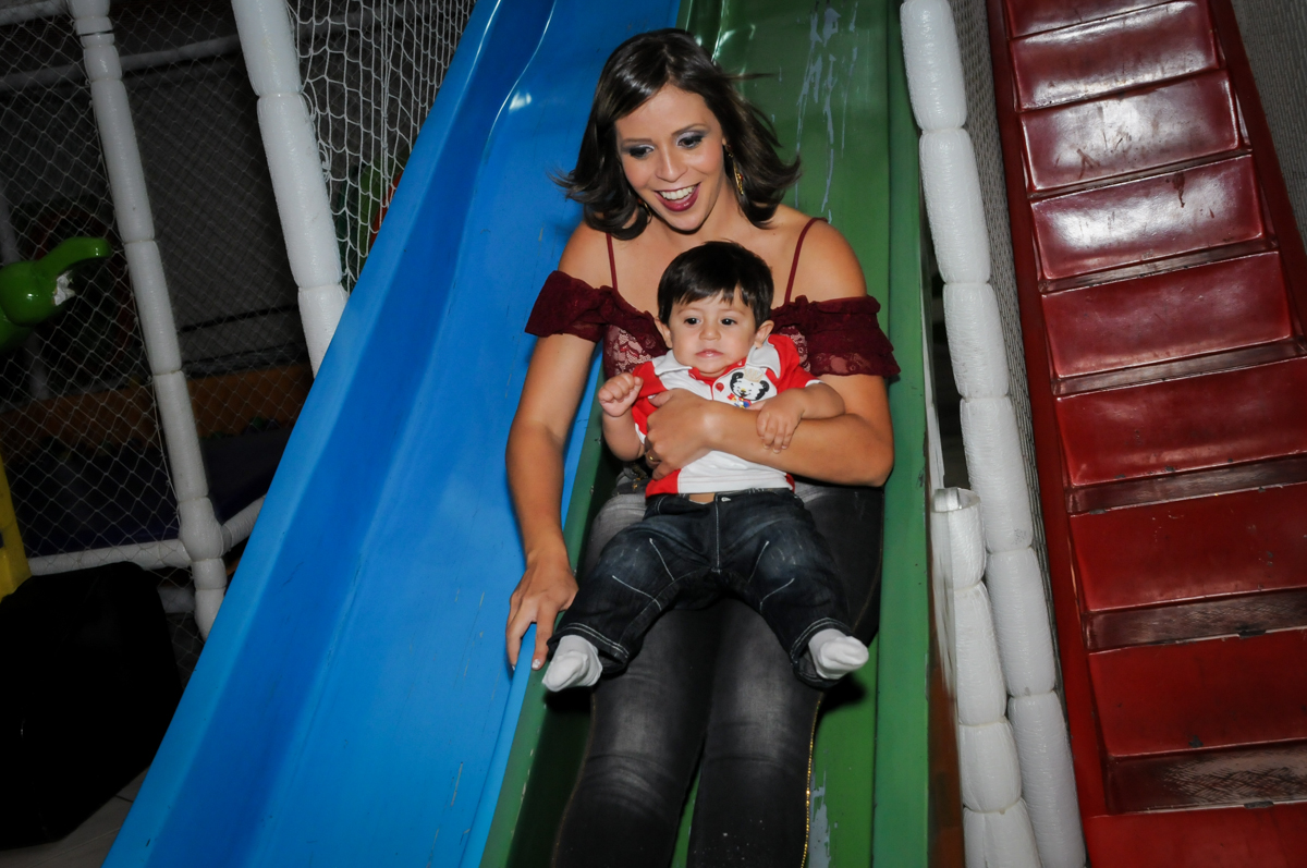 fotografia de mãe e filho no escorregador no Buffet Fábrica da Alegria, Osasco, São Paulo festa infantil, tema da festa galina pintadinha Victor 1 aninho