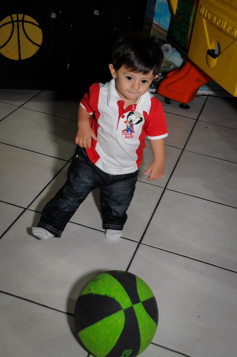 jogando bola no Buffet Fábrica da Alegria, Osasco, São Paulo festa infantil, tema da festa galina pintadinha Victor 1 aninho
