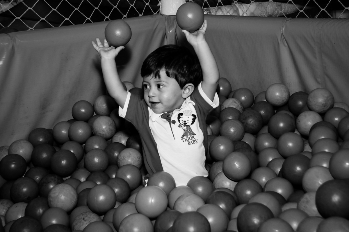 bagunça na piscina de bolinha no Buffet Fábrica da Alegria, Osasco, São Paulo festa infantil, tema da festa galina pintadinha Victor 1 aninho