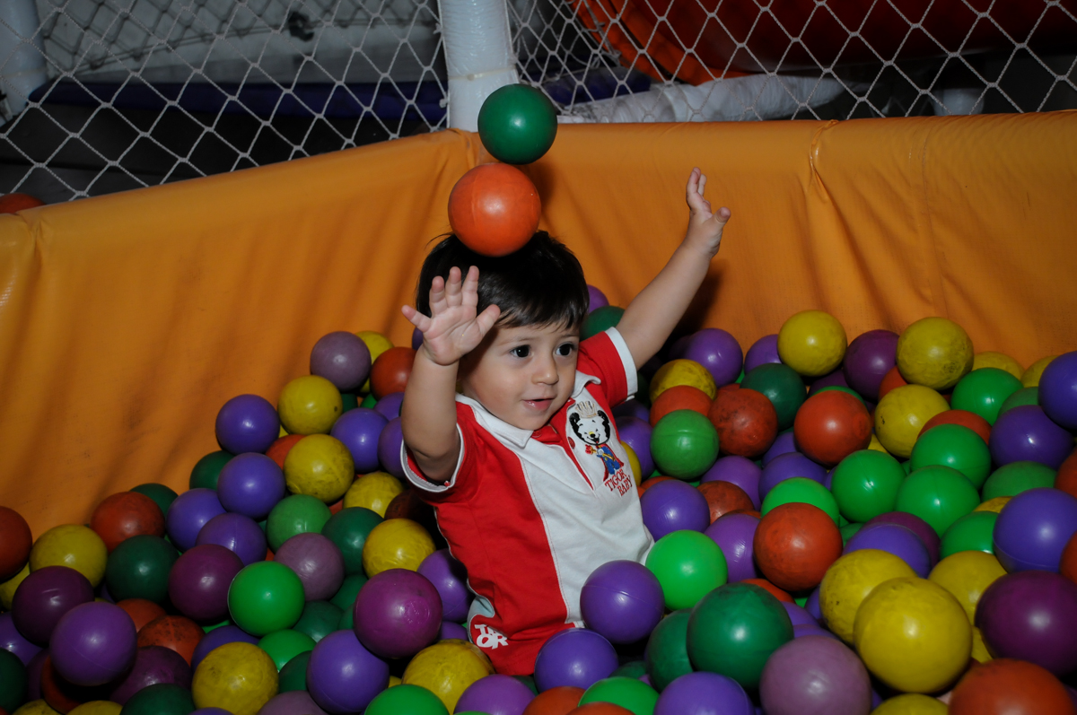 jogando as bolinhas para cima na piscina de bolinha no Buffet Fábrica da Alegria, Osasco, São Paulo festa infantil, tema da festa galina pintadinha Victor 1 aninho