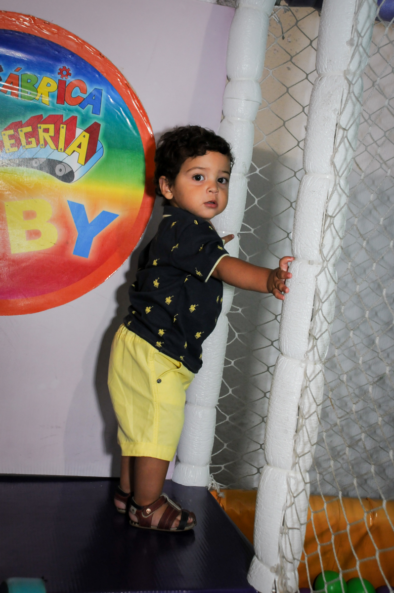 amiguinho se diverte no brinquedão no Buffet Fábrica da Alegria, Osasco, São Paulo festa infantil, tema da festa galina pintadinha Victor 1 aninho