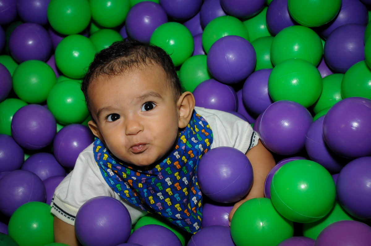brincando na bolina de piscina no Buffet Fábrica da Alegria, Osasco, São Paulo festa infantil, tema da festa galina pintadinha Victor 1 aninho
