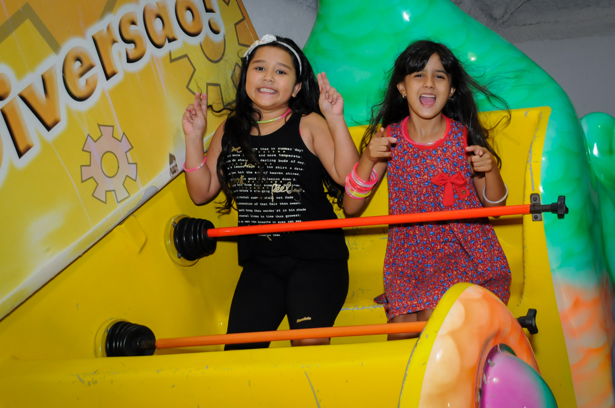 brincadeiras divertidas no barco vick no Buffet Fábrica da Alegria, Osasco, São Paulo festa infantil, tema da festa galina pintadinha Victor 1 aninho