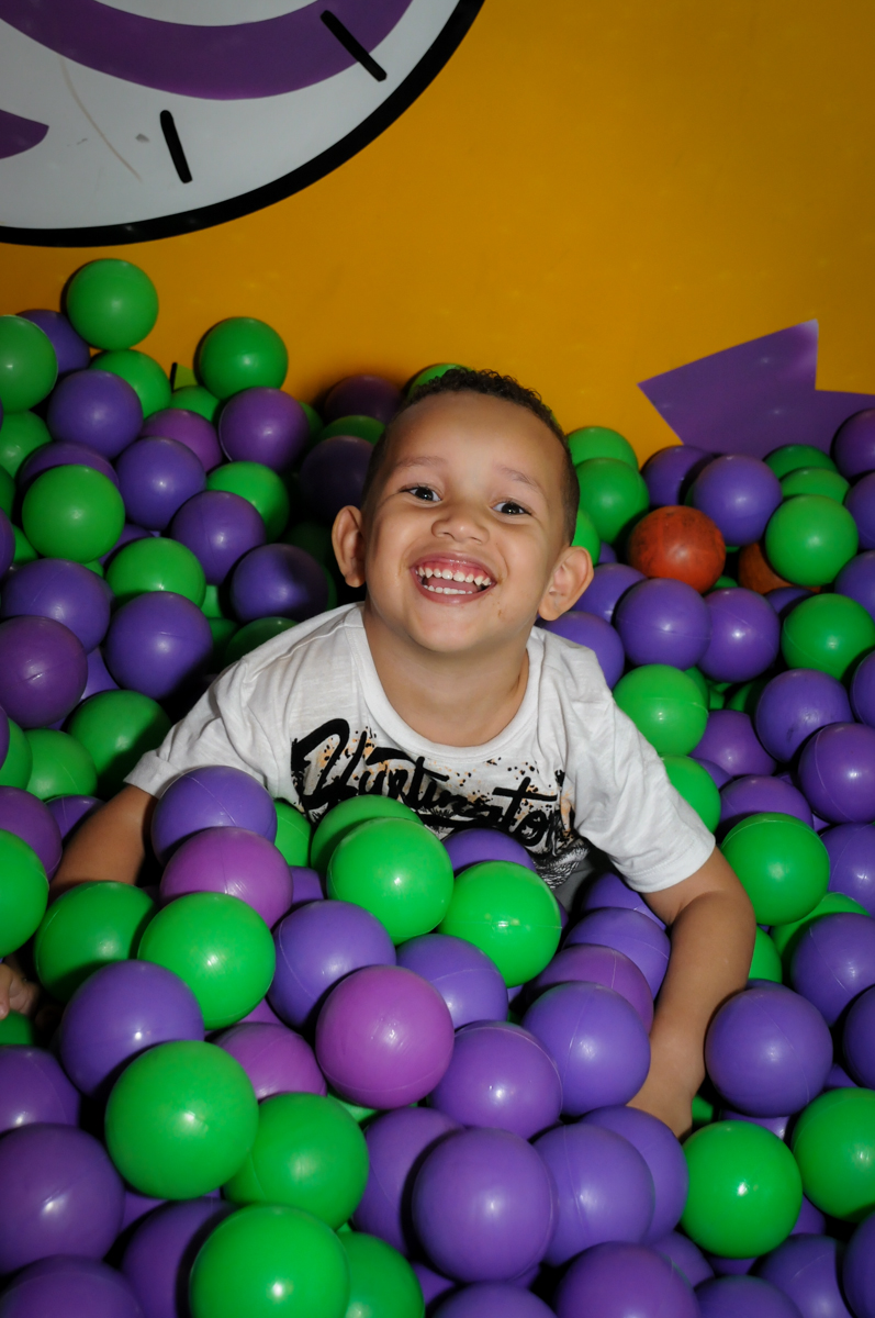 caindo do tombo legal na piscina de bolinha no Buffet Fábrica da Alegria, Osasco, São Paulo festa infantil, tema da festa galina pintadinha Victor 1 aninho
