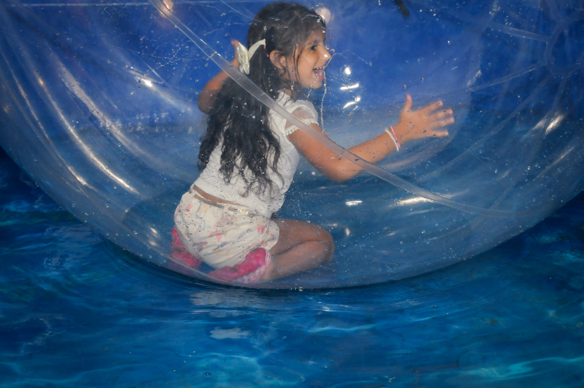 Aquabol muito divertido de brincar no Buffet Fábrica da Alegria, Osasco, São Paulo festa infantil, tema da festa galina pintadinha Victor 1 aninho