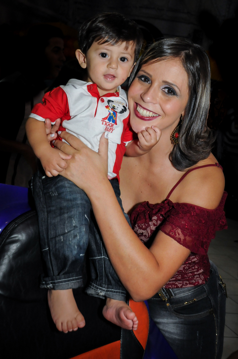 carinho de mãe e filho no Buffet Fábrica da Alegria, Osasco, São Paulo festa infantil, tema da festa galina pintadinha Victor 1 aninho