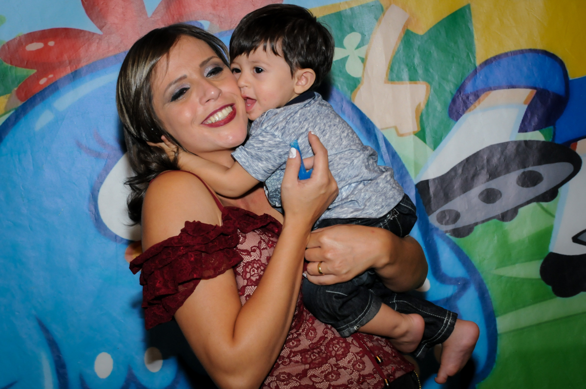 abraço gostoso de mãe e filho no Buffet Fábrica da Alegria, Osasco, São Paulo festa infantil, tema da festa galina pintadinha Victor 1 aninho