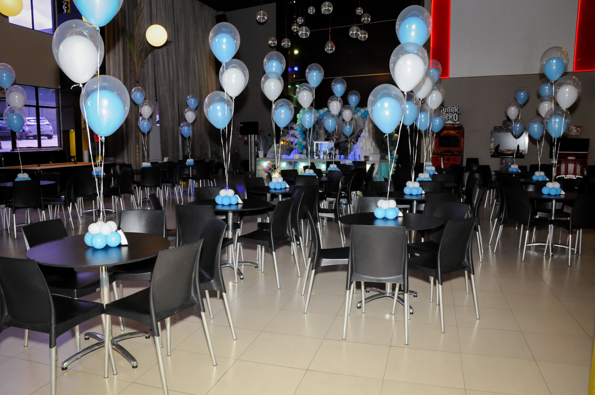 mesas decorada com bexigas no Buffet Planeta Prime, Alphaville, SP, festa intantil, tema frozen, Gabriela 3 aninhos