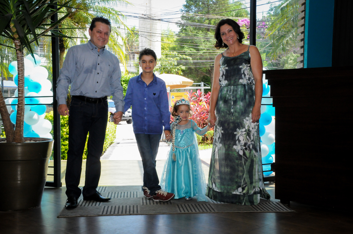 entrada da família para a festa no Buffet Planeta Prime, Alphaville, SP, festa intantil, tema frozen, Gabriela 3 aninhos