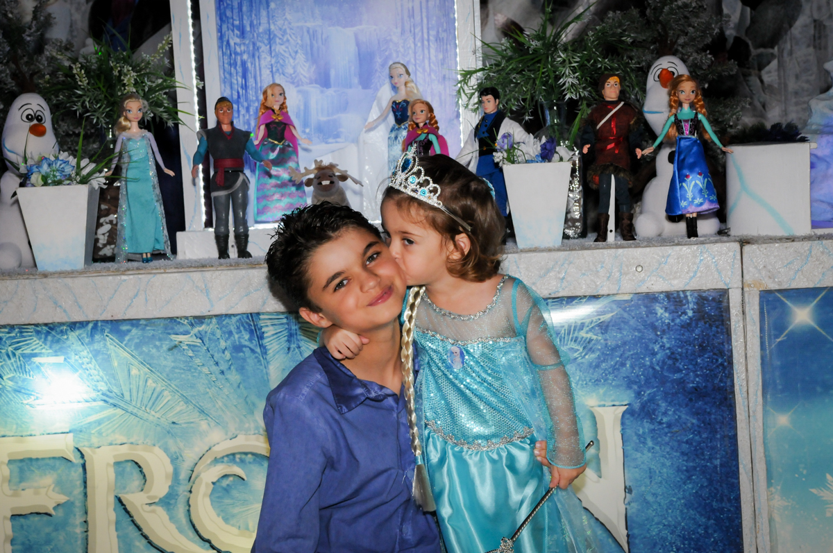 fotografia dos irmãos no Buffet Planeta Prime, Alphaville, SP, festa intantil, tema frozen, Gabriela 3 aninhos