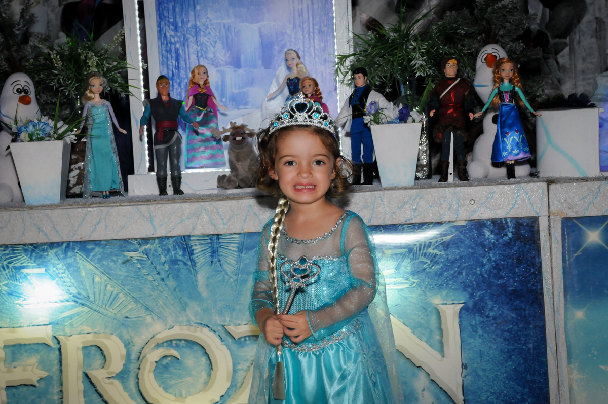 aniversariante feliz em sua festa no Buffet Planeta Prime, Alphaville, SP, festa intantil, tema frozen, Gabriela 3 aninhos