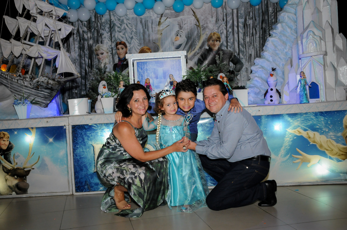 fotografia da família em frente a mesa decorada no
