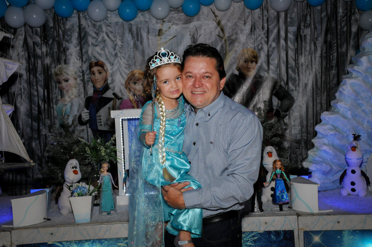fotografia de filha e pai no Buffet Planeta Prime, Alphaville, SP, festa intantil, tema frozen, Gabriela 3 aninhos